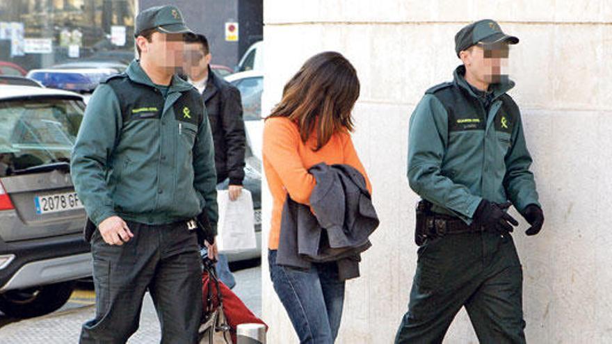 La acusada es conducida por la Guardia Civil a los juzgados de Inca para declarar.