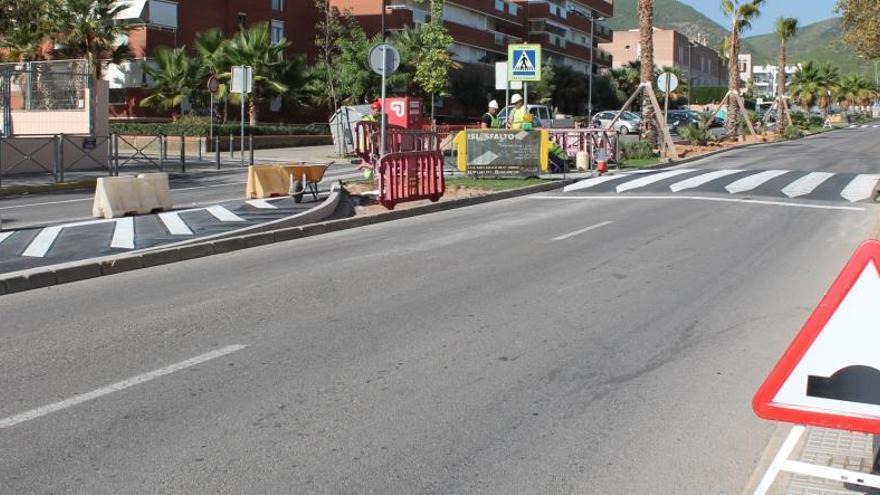 El arreglo de una tapa de alcantarilla obliga a cortar la calle Corona de Ibiza