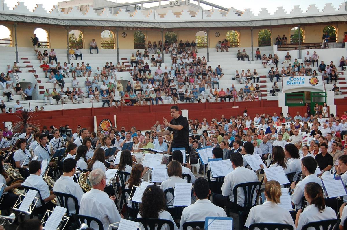 La plaza de Ondara durante un concierto de música. El coso se ha convertido en un gran espacio cultural de la Marina Alta