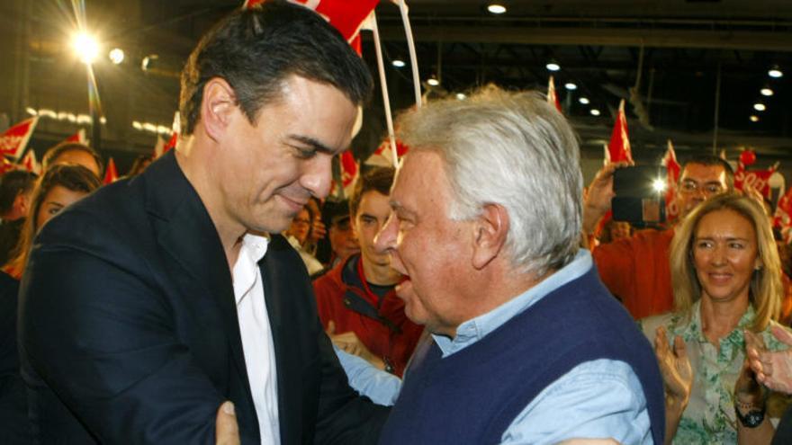 Pedro Sánchez saluda al expresidente del Gobierno Felipe González.