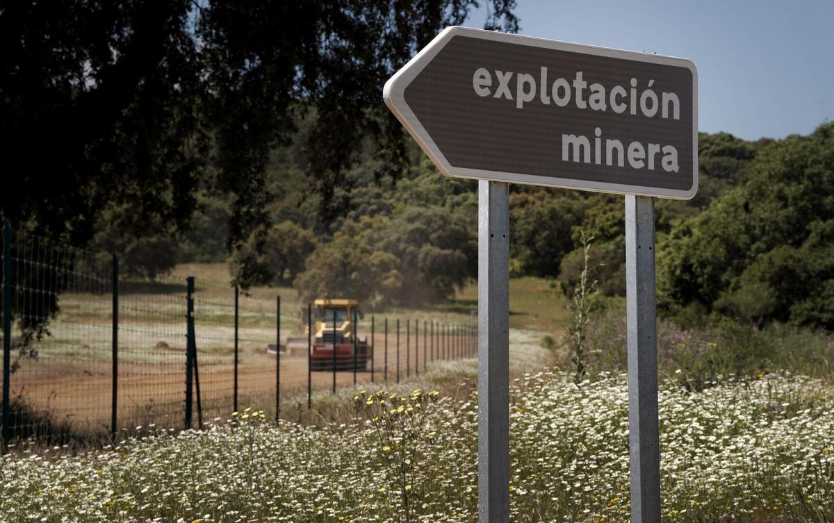 Reportaje sobre la apertura de una mina de Wolframio en Abenojar, Ciudad Real, que va a generar 300 empleos. Reportaje sobre la apertura de una mina de Wolframio en Abenojar, Ciudad Real, que va a generar 300 empleos.