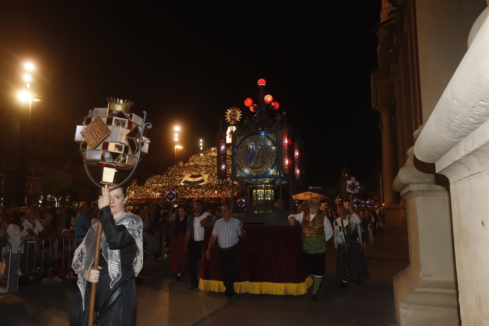 En imágenes | El Rosario de Cristal ya deslumbra por las calles de Zaragoza