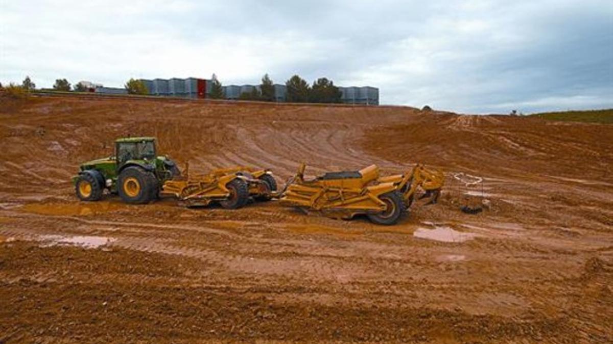 Movimientos de tierras en los terrenos de Seat en Martorell para preparar la nueva planta.