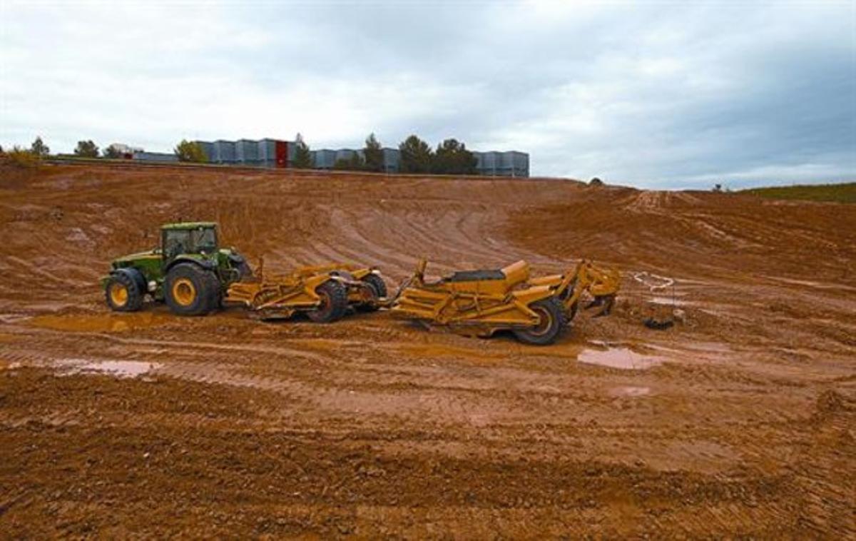 Moviments de terres als terrenys de Seat a Martorell per preparar la nova planta. Moviments de terres als terrenys de Seat a Martorell per preparar la nova planta.