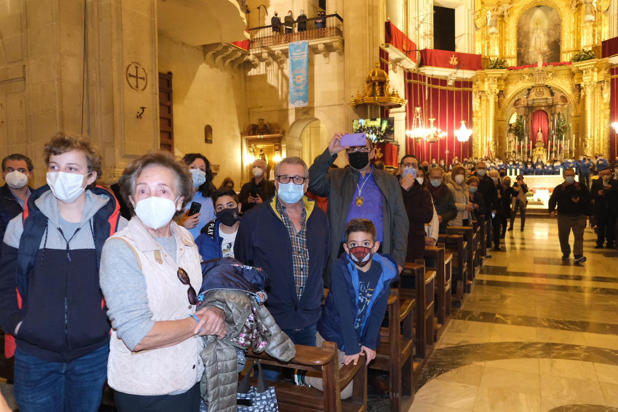 Encuentro íntimo con la Patrona. Los ilicitanos agasajan en Santa María a la Virgen confiados en recuperar en 2022 todo el esplendor de las fiestas de la Venida