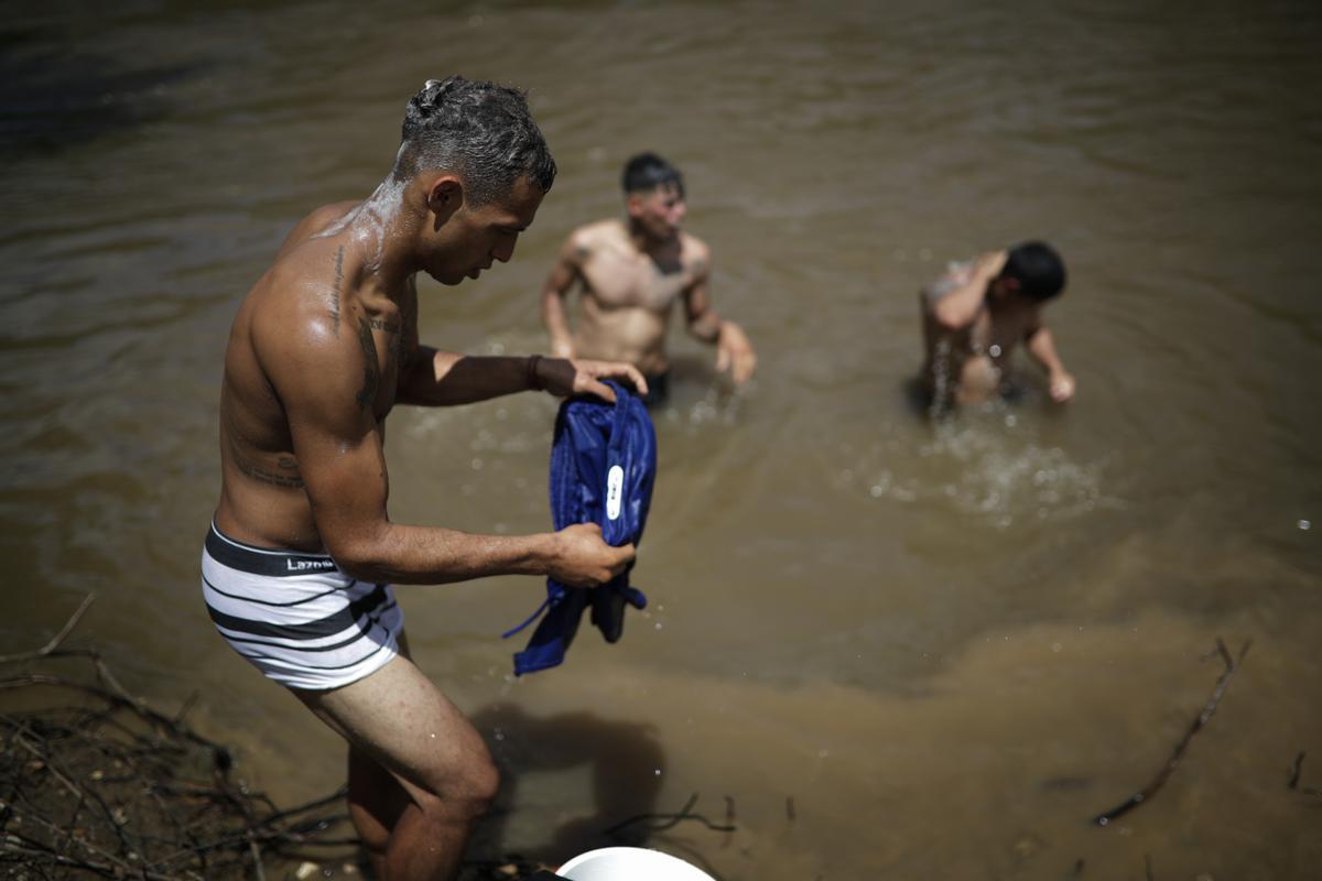 Miles de inmigrantes venezolanos varados en selva de Panamá por cierre terrestre en EE.UU