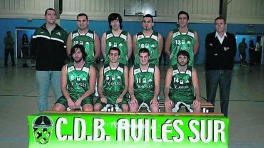 Algunos jugadores de la plantilla del Avilés Sur. / mara villamuza