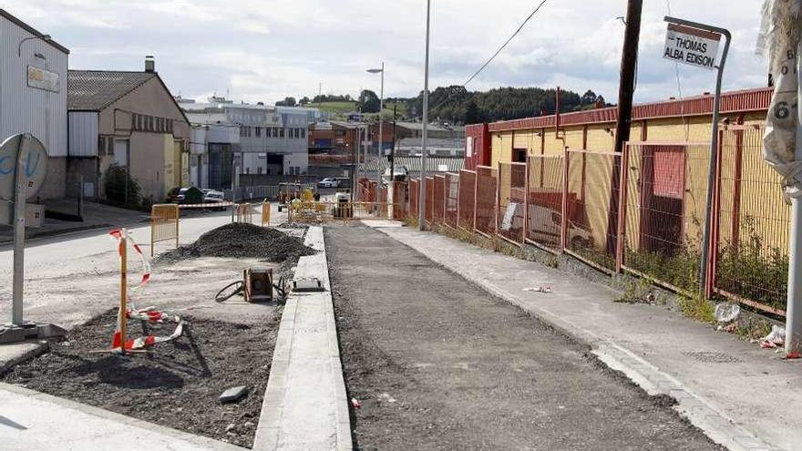 Aspecto que presentaban ayer las obras del carril bici en el polígono de Roces.