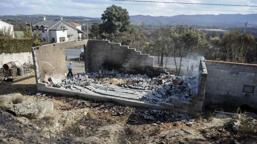 Una nave derruida por el fuego en Vilar de Lebres, en Trasmiras. // Brais Lorenzo