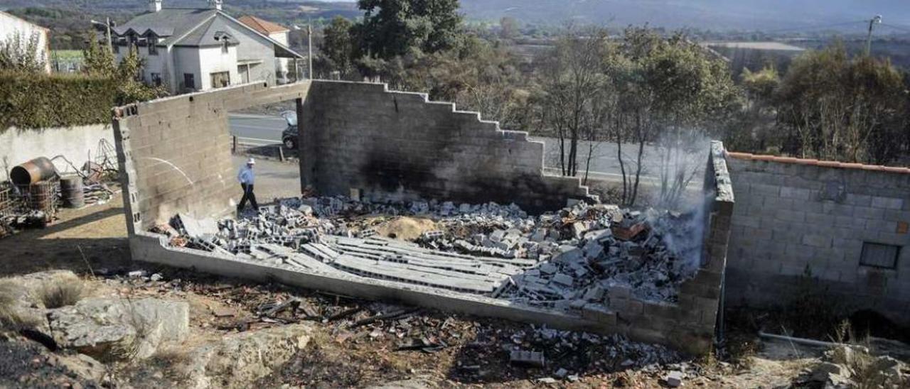 Una nave derruida por el fuego en Vilar de Lebres, en Trasmiras. // Brais Lorenzo