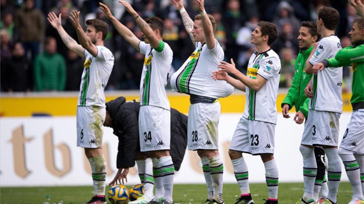 Los jugadores del Gladbach festejaron con la afición