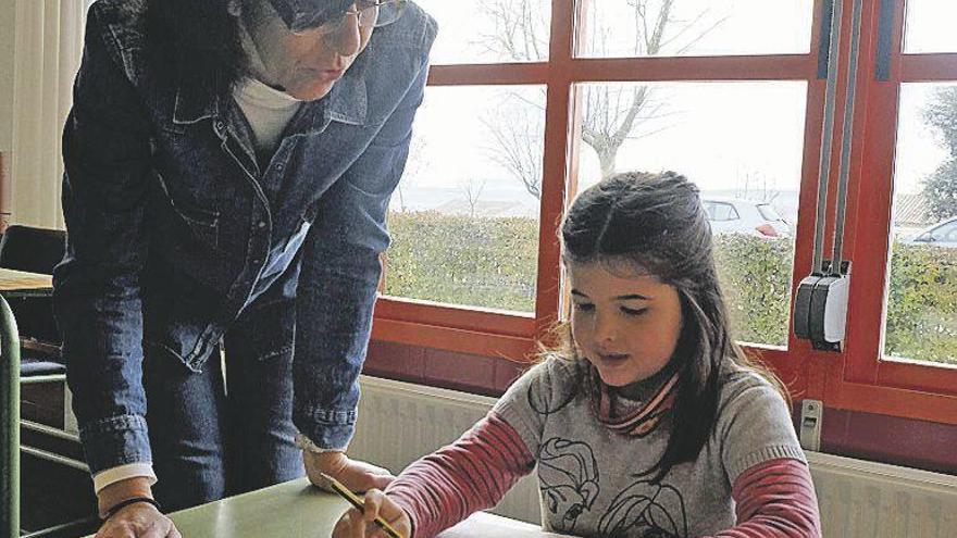 La maestra Cristina Nieto con Marta, alumna de quinto.