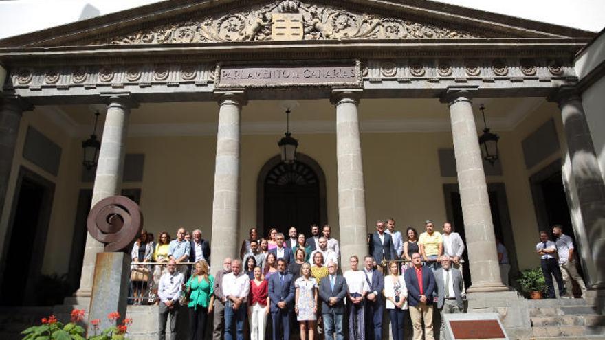 Minuto de silencio guardado ayer en la sede del Parlamento como repulsa al asesinato de Ángeles en Las Palmas de Gran Canaria.