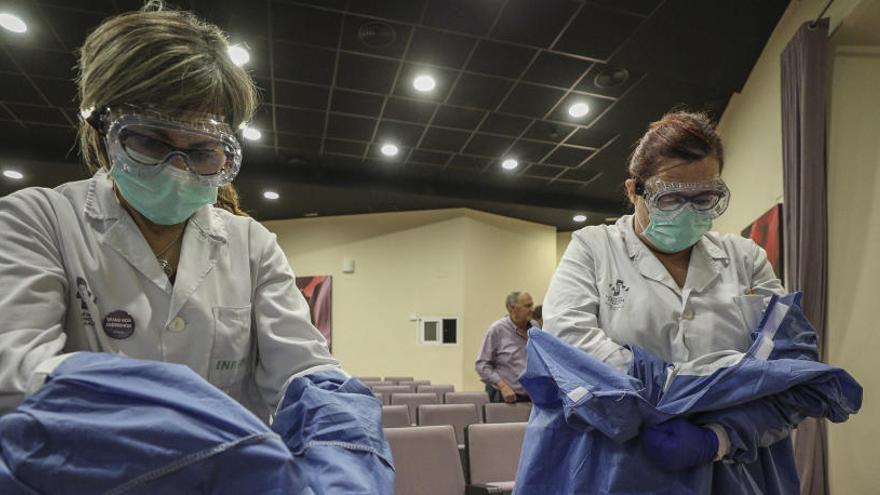 Sanitarios con los EPI, en un centro de salud del Hospital General de Elche