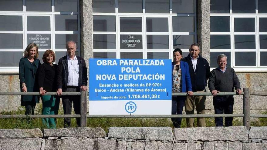 Miembros del PP, entre ellos Durán, en un acto de protesta por paralizar las obras en Baión. // Noé Parga