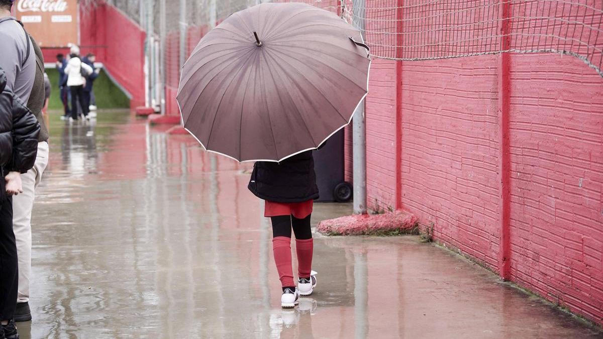 Pluja al camp de futbol de la Pirinaica de Manresa, en una imatge d'arxiu