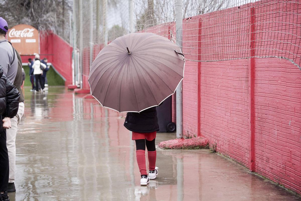 Pluja al camp de futbol de la Pirinaica de Manresa, el 18 de gener