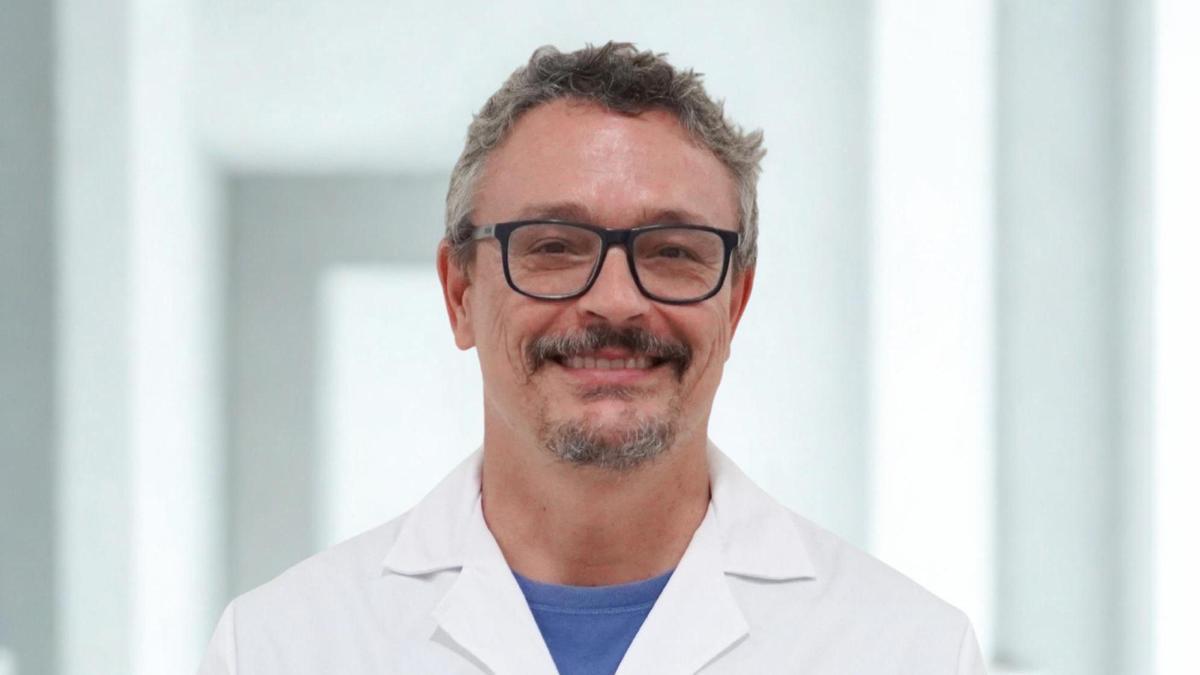 El doctor Miguel Ángel Moltó, jefe del Servicio de Traumatología del Hospital Quirónsalud Torrevieja, explica cómo prevenir las lesiones más frecuentes durante la práctica de deportes acuáticos en verano.