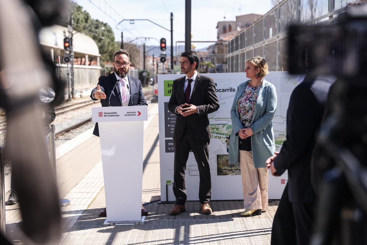 El 'conseller' de Territori, Juli Fernàndez, explica la integración urbana de Ferrocarrils en Igualada, junto al alcalde, Marc Castells.