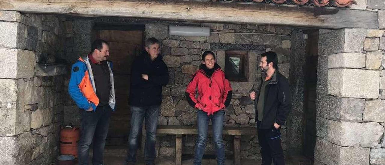 Jean-Pierre Cazaux, Didier Buffiere, Daniele Sexton y el concejal de Desarrollo Rural cangués, Gonzalo Suero, en una quesería de Cangas de Onís, ayer.