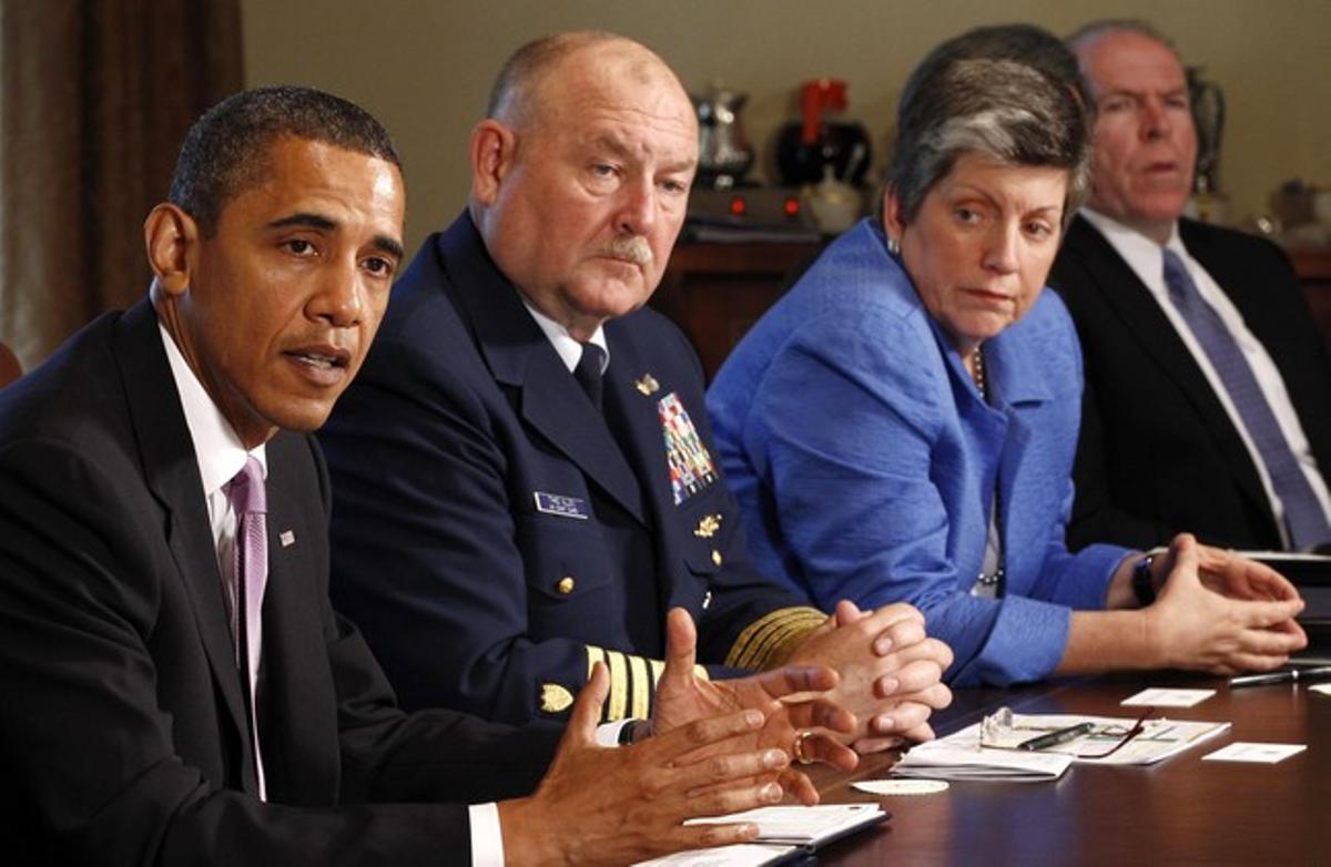 Barack Obama, l’almirall Thad Allen, la secretària de Seguretat Nacional, Janet Napolitano, i altres col·laboradors, durant la reunió sobre el desastre del vessament del golf de Mèxic que s’ha celebrat a la Casa Blanca. Barack Obama, l’almirall Thad Allen, la secretària de Seguretat Nacional, Janet Napolitano, i altres col·laboradors, durant la reunió sobre el desastre del vessament del golf de Mèxic que s’ha celebrat a la Casa Blanca.