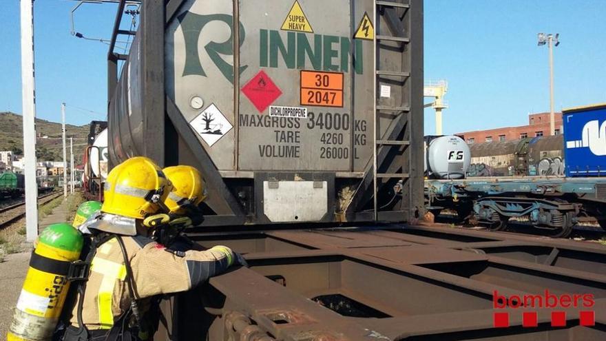 Un equip de bombers treballant a l&#039;estació de Portbou.