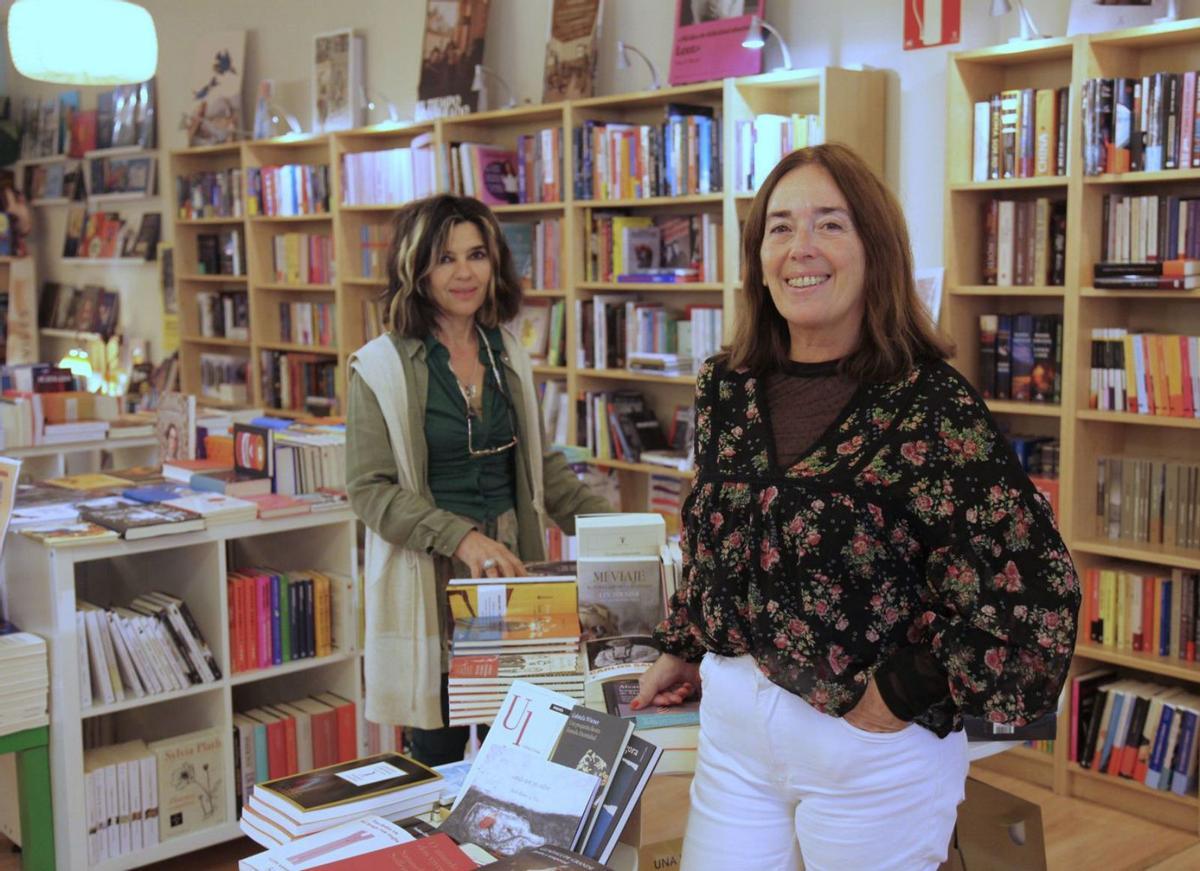 Mercedes Corbillón y María Chedas, entre estantes y muebles con libros en Cronopios Santiago / JESÚS PRIETO  