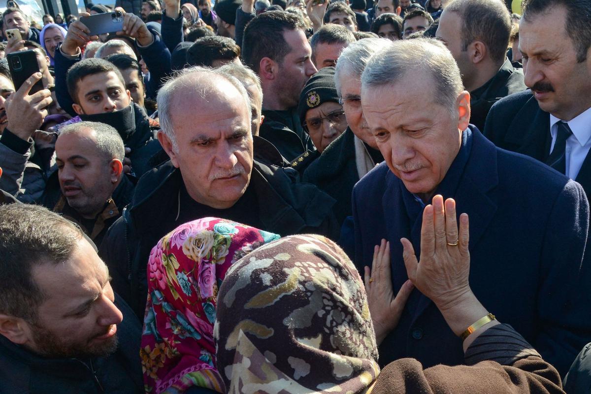 El terratrèmol a Turquia sacseja un Erdogan en precampanya electoral