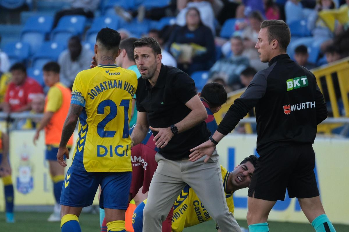 Luis García da instrucciones a Jonathan Viera en el encuentro ante el Huesca