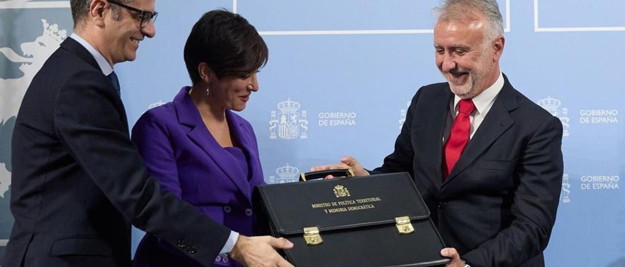 Ángel Víctor Torres recibe la cartera de Política Territorial de manos de su predecesora en el cargo, Isabel Rodríguez, y en presencia de Félix Bolaños, ayer.