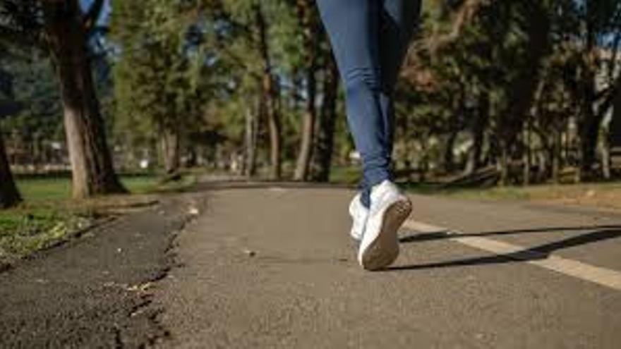 Esto es lo que tienes que andar al día para adelgazar y fortalecer tus piernas