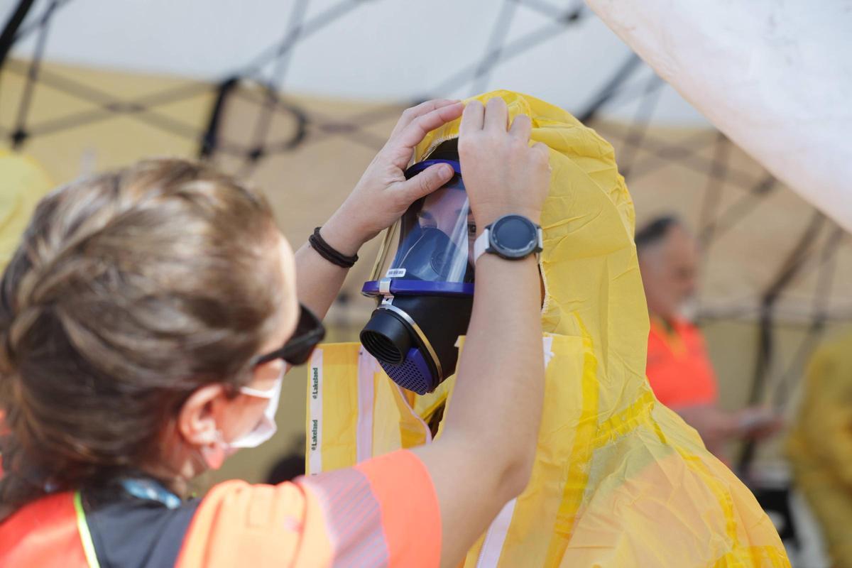 Los sanitarios se han protegido con unos trajes especiales