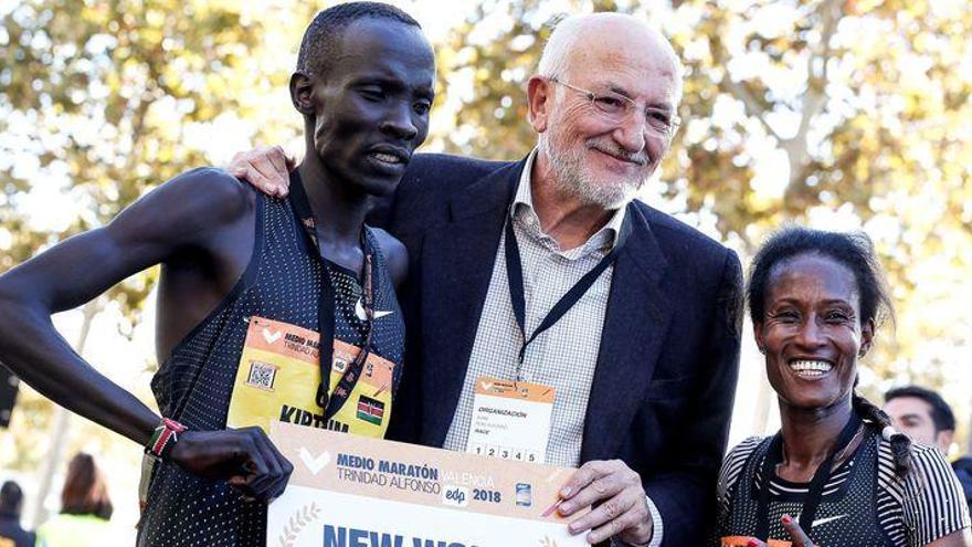 Kiptum bate el récord del mundo de medio maratón en Valencia