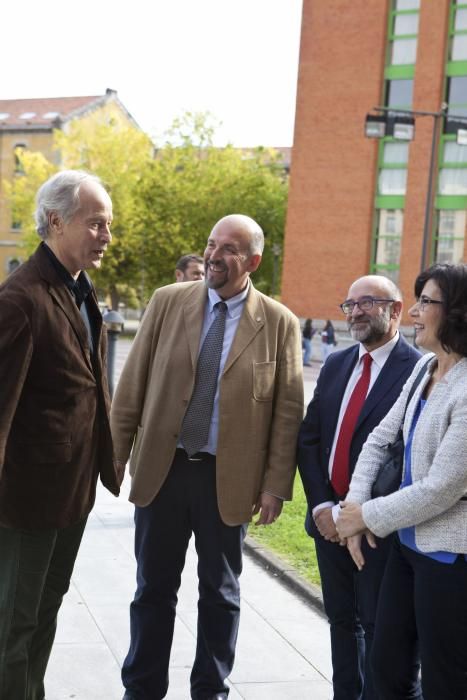 Richard Ford en un encuentro con estudiantes y profesores en la Facultad y Filosofía y Letras