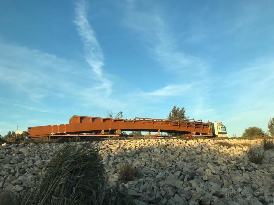 Comienzan a instalar la nueva pasarela de madera del Guadalhorce