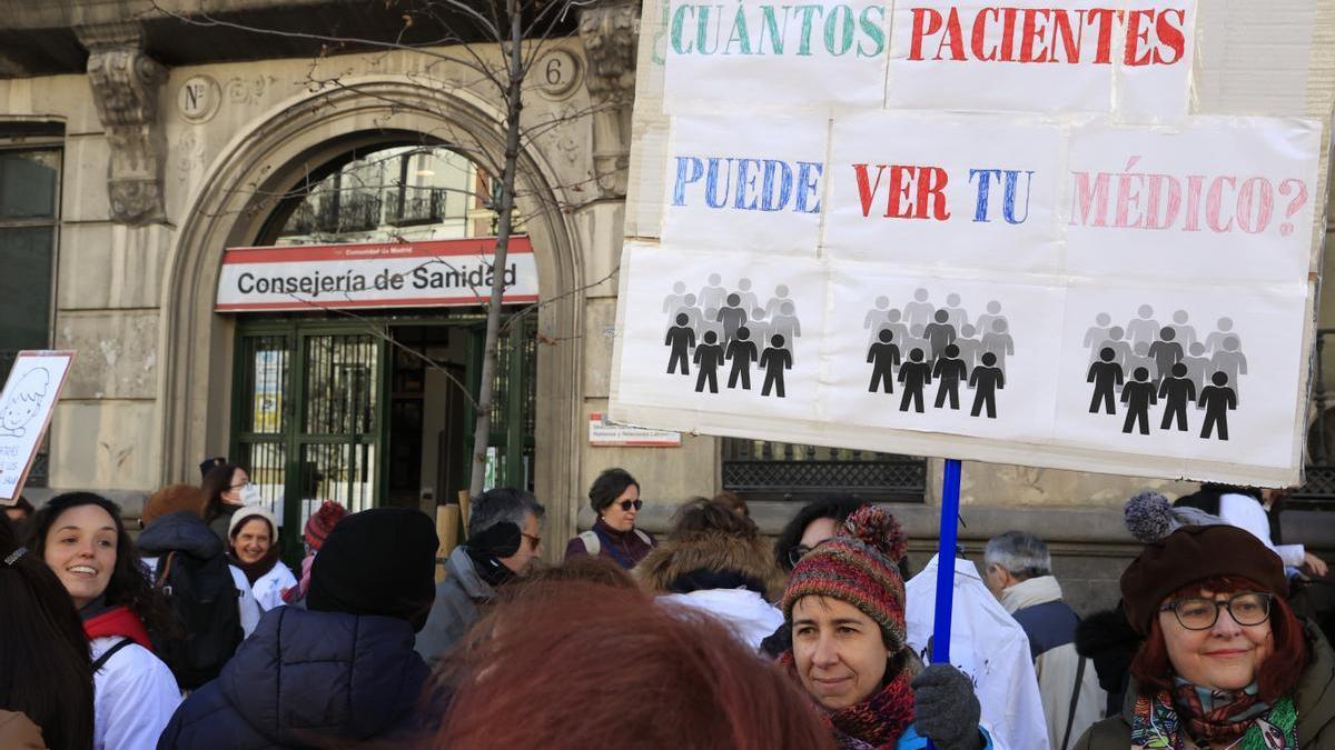 Protesta de médicos ante la Consejería de Sanidad de Madrid.