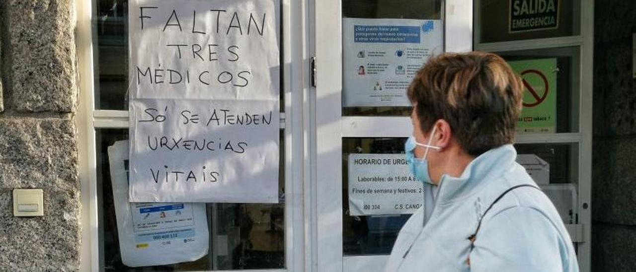 Cartel, en la entrada de la Casa do Mar, avisando de la falta de médicos por la tarde. | SANTOS ÁLVAREZ