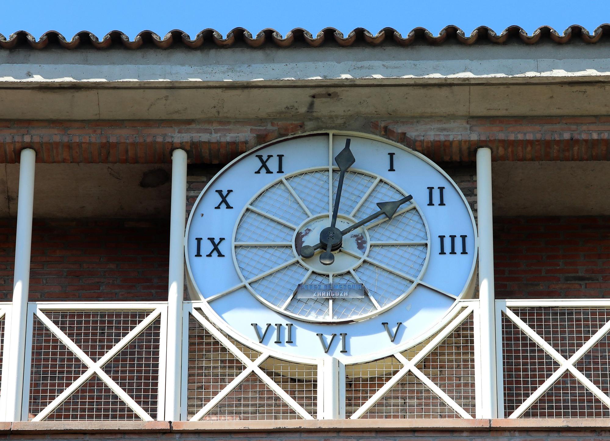 Reloj en los edificios de la plaza San Bruno.jpg