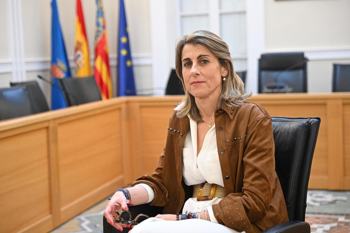 La alcaldesa, Lourdes Aznar, momentos antes de la entrevista este jueves en el salón de plenos.