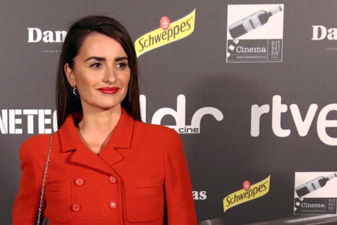 Penélope Cruz con chaqueta roja de Chanel, labios rojos y piel perfecta