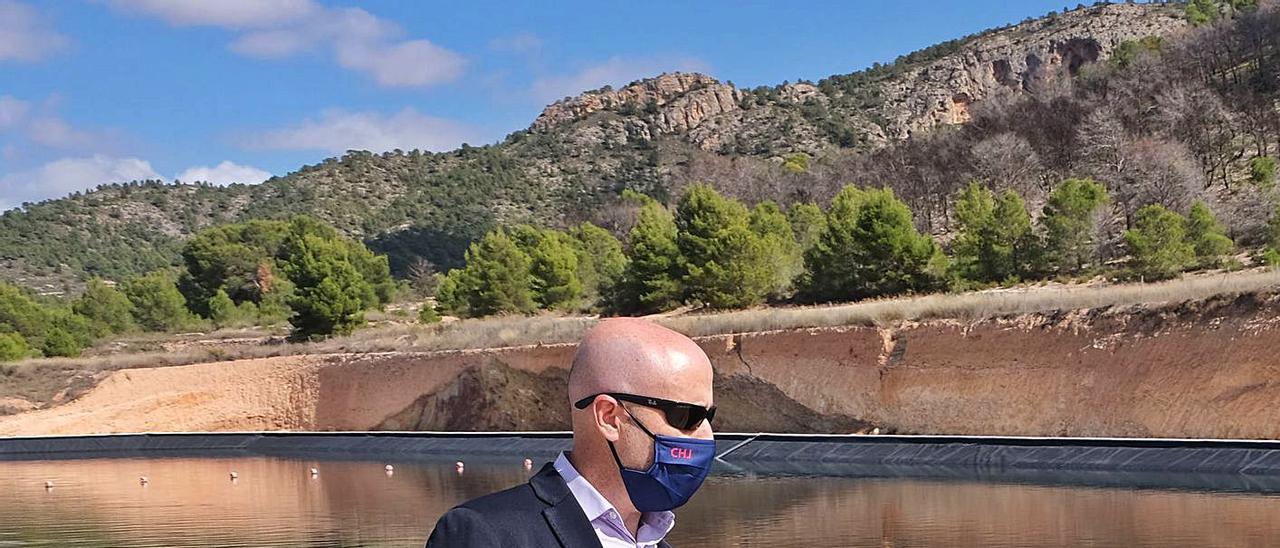 El presidente de la CHJ, Miguel Polo, visitando esta semana el embalse de La Romana. | ÁXEL ÁLVAREZ