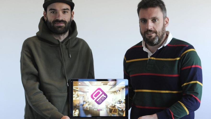 Román Terceiro y Delio Vidal muestran la web QR Serve de A Estrada.   | // BERNABÉ/JAVIER LALÍN