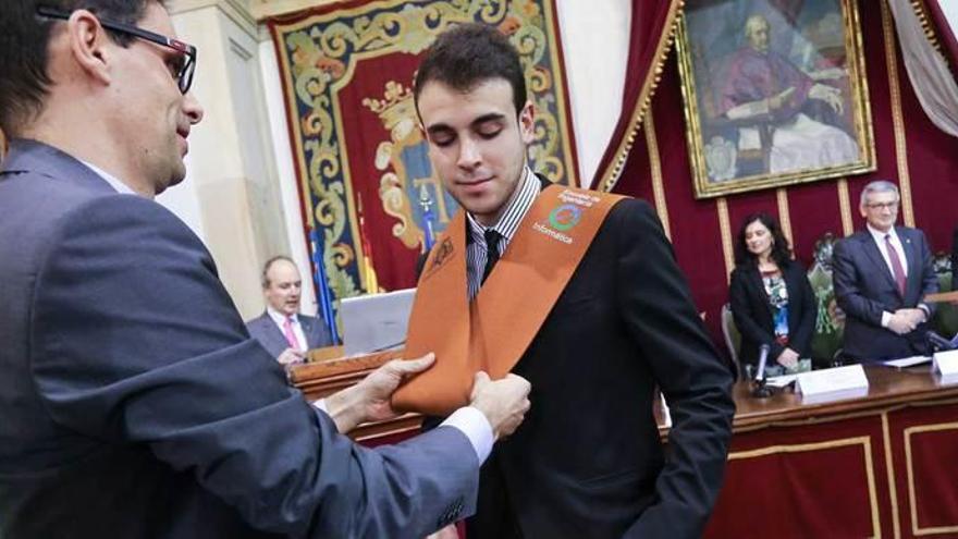 Entrega de becas en la graduación de Informática ayer.