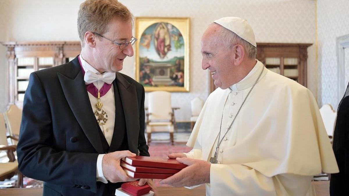 El Papa (derecha) junto al embajador de Bélgica en el Vaticano, Jan Cornet d'Elzius, en el Vaticano, este jueves.