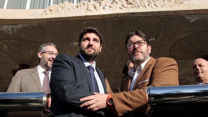 El jefe del Ejecutivo, Fernando López Miras, estrecha las manos con el portavoz de Cs, Miguel Sánchez.