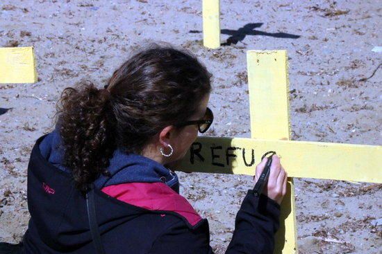Claven 3.000 creus grogues a platges de l''Alt Empordà i la Catalunya del Nord per «la mort de les llibertats»