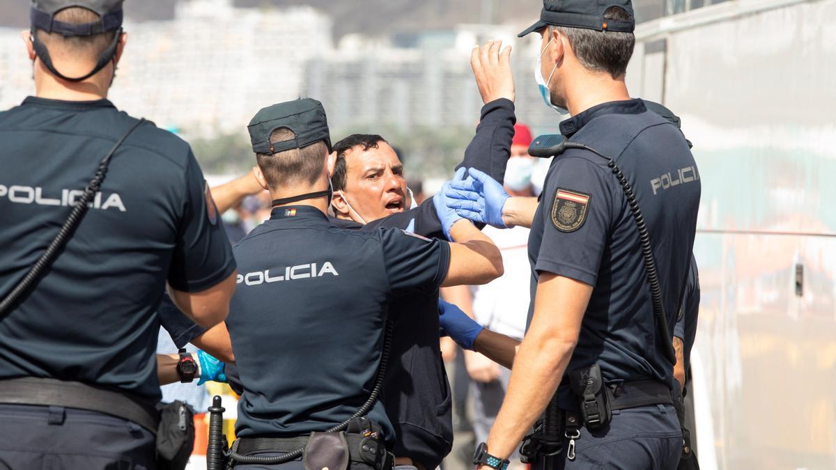 Inmigrantes en el muelle de Arguineguín (Gran Canaria)