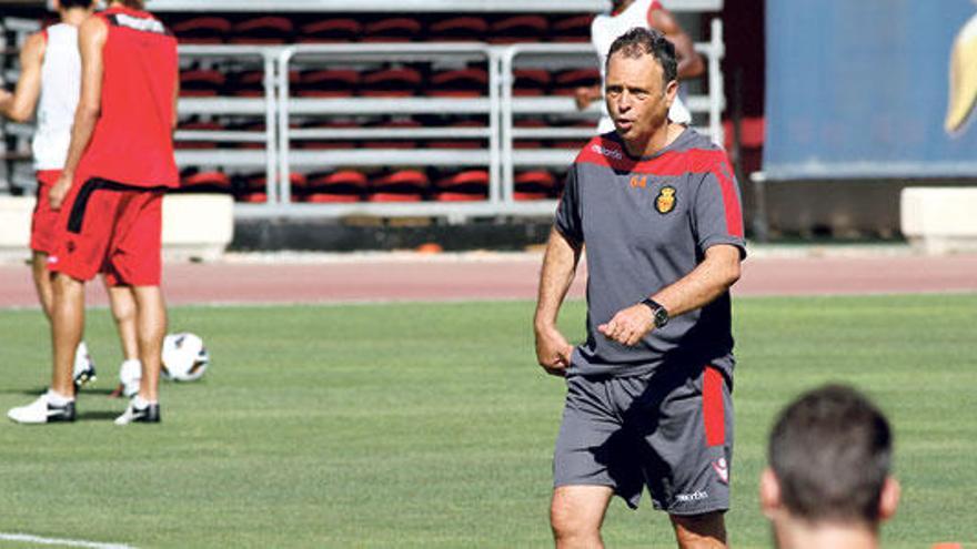 Caparrós da instrucciones a los jugadores durante el entrenamiento de ayer.