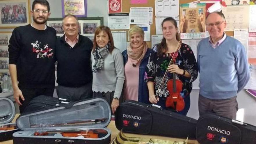Llíria dona diez violines al colegio Jaume I de Vinaròs