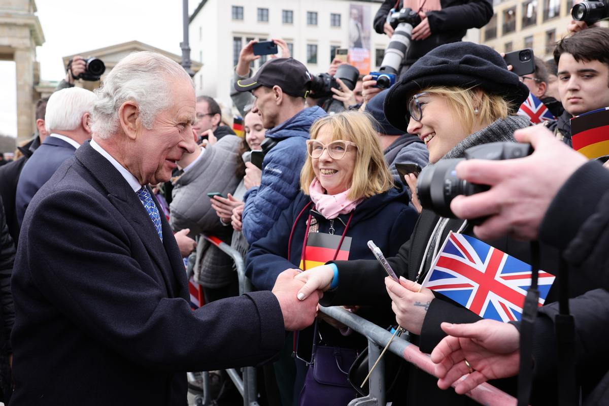  El Rey Carlos III de Gran Bretaña se reúne con miembros del público durante la ceremonia de bienvenida en la Puerta de Brandenburgo en Berlín.